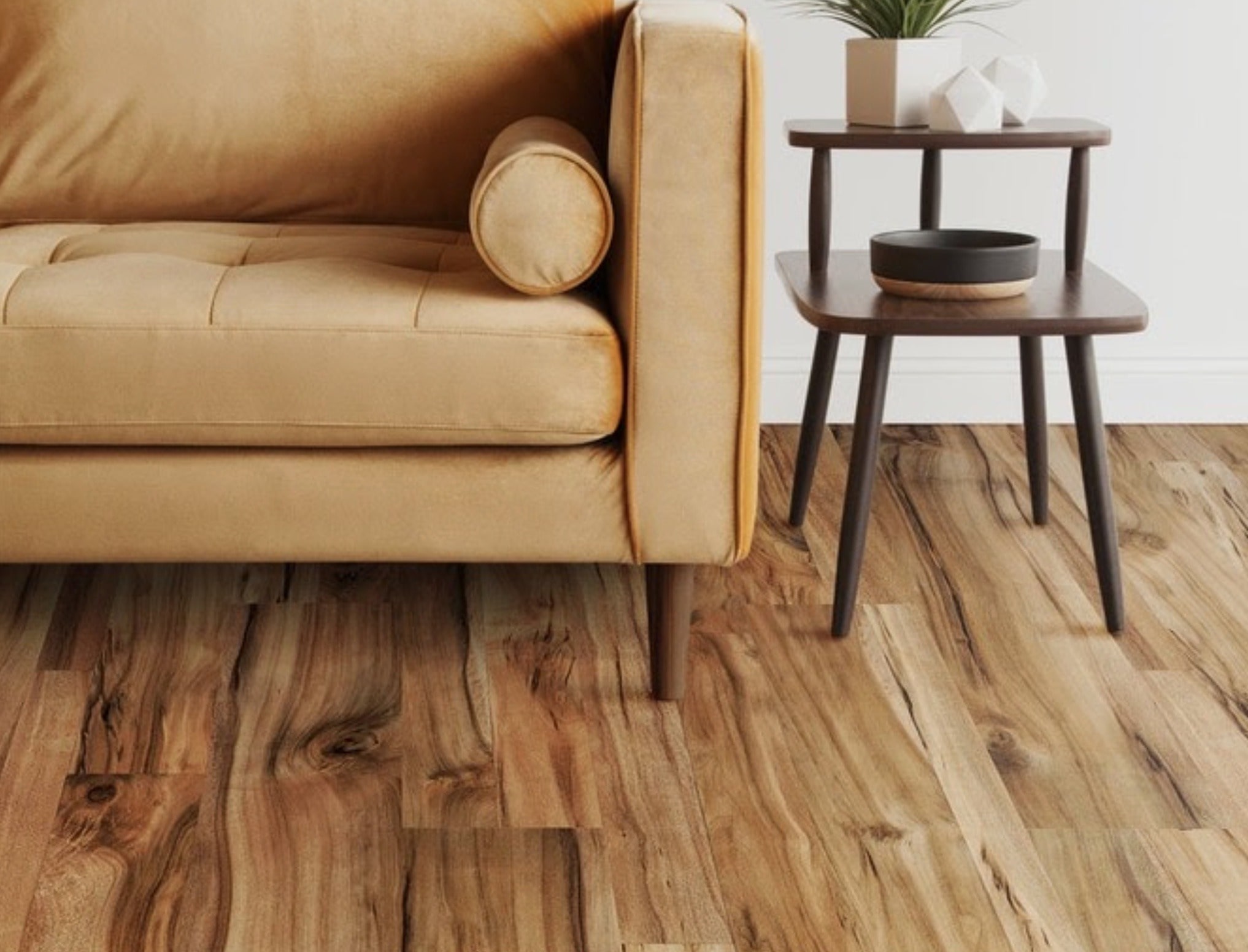Ambiente de piso laminado de un sillón, y mesita en tonos café | Pisos-de-Madera.mx